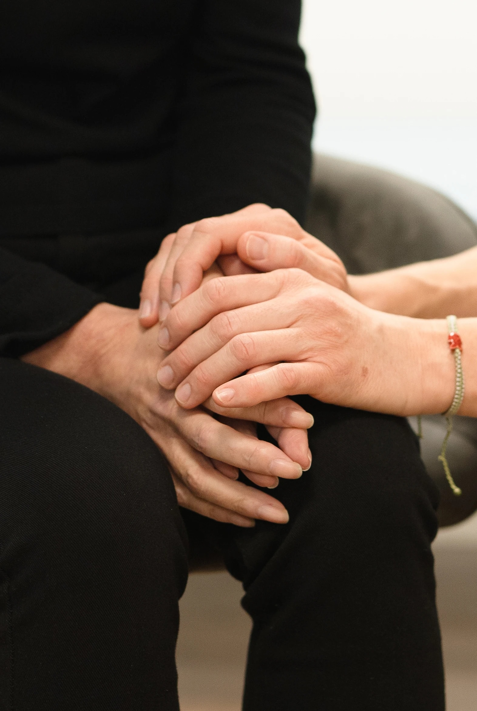 Imagen de dos mujeres conversando en un sofá.