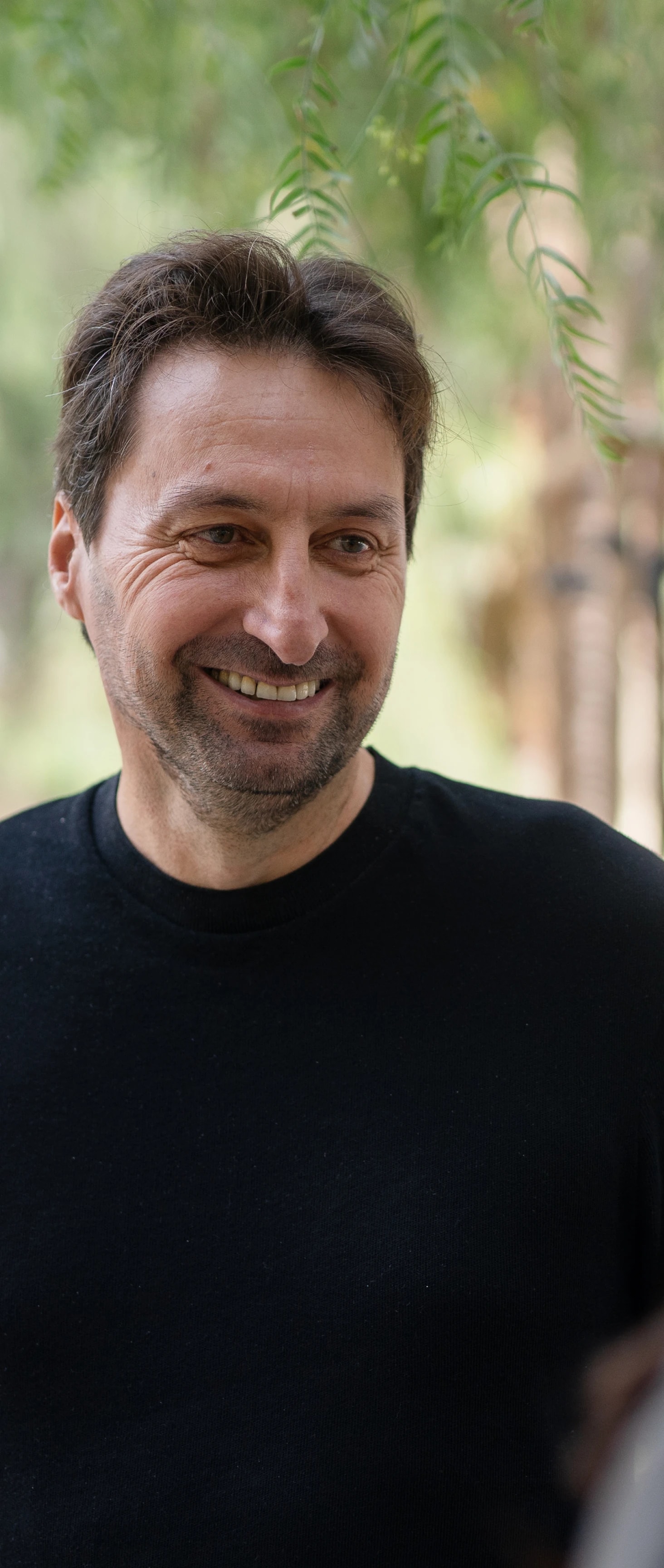 Imagen de un hombre sonriendo.