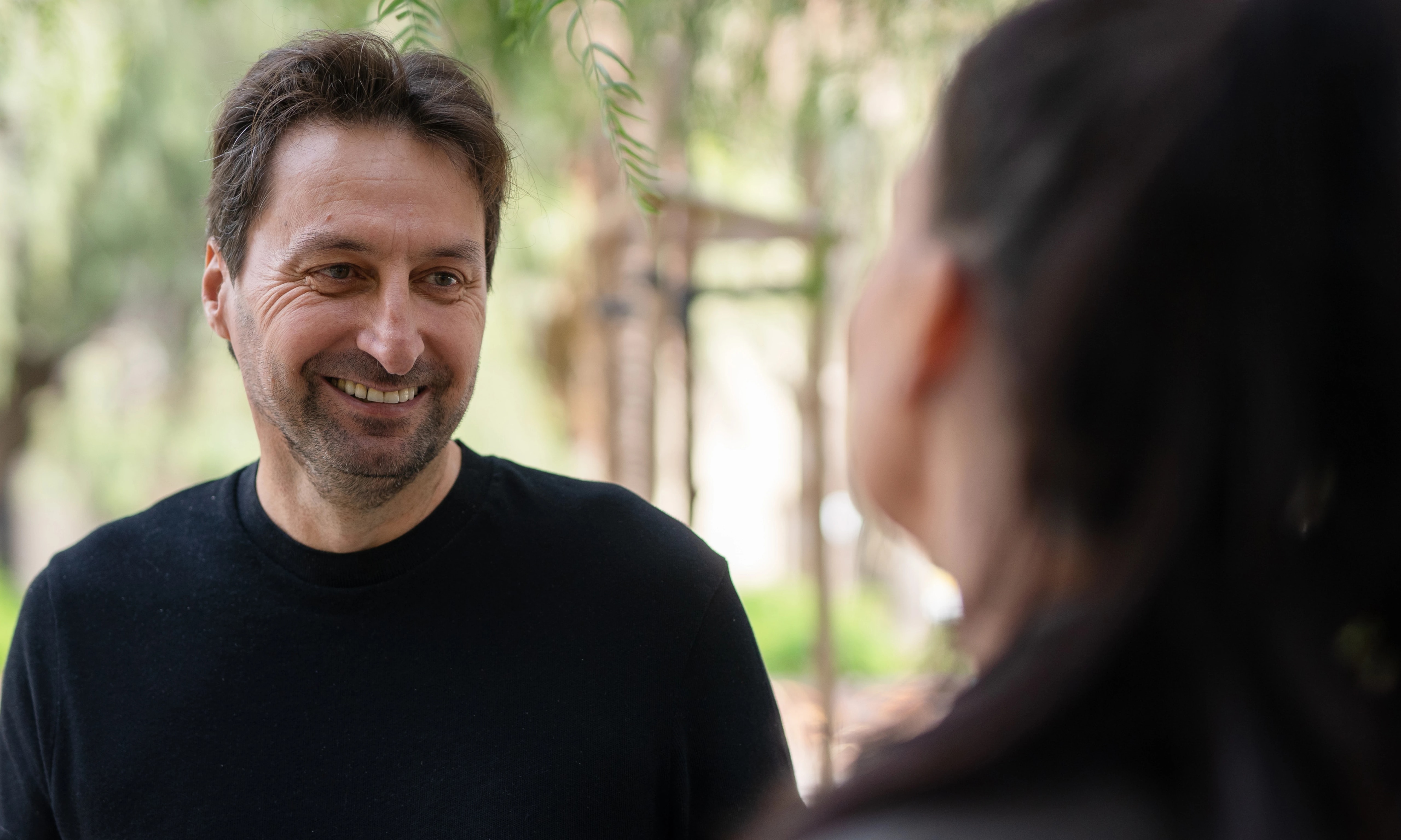 Imagen de un hombre sonriendo.